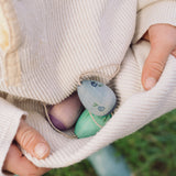 Kind hält Grapat Osterdekoration Aurora Eggs in Pullover