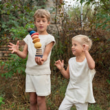 Zwei Kinder am Spielen mit Serendipity Stapelspiel von Grapat