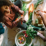 Kinder spielen mit handgemaltem Holzgemüse "Veggies" von Grapat
