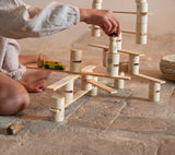 Kind spielt mit Woodland Holz Konstruktionsset von Grapat