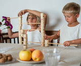 Kinder spielen am Küchentisch mit Woodland Holz Konstruktionsset von Grapat