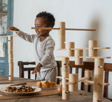 Kind am Spielen mit Woodland Holz Konstruktionsset von Grapat