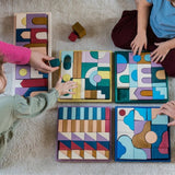 Kinder spielen mit den Tiny Art Baukästen von Grimm's