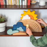 Kind mit Grimm's Bauspiel Wetter und Regenbogen Natur