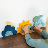 Kind spielt mit Grimm's Bauspiel Wetter