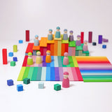 Baulandschaft von Grimm's mit Teilen von Stufenpyramide und Regenbogenfreunde-Figuren