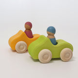 Gelbes und grünes Cabrio von Grimm's mit Holzfigur