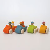 Vier Holzautos von Grimm's mit Holzfiguren