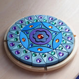 Kleines Glitzermandala von Grimm's auf Tisch liegend