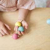 Pastell Kreisel von Grimm's in Kinderhand