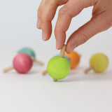 Hand dreht Pastell Kreisel von Grimm's