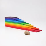 Regenbogen Bauplatten von Grimm's mit Schnecke zum Größenvergleich