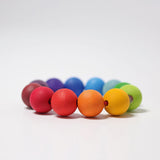 Regenbogen Perlenring Babyspielzeug von Grimm's in Seitenansicht