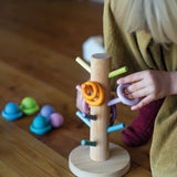 Kinderhand mit Sortierhilfe Bauringe Pastell von Grimm's