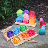 Sortierspiel Regenbogenschälchen von Grimm's mit weiteren Grimm's Produkten