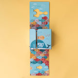 Aufgeklappte Verpackung von Londji Legespiel "The whale & the fish"