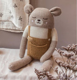 Großer sitzender Teddy aus Alpakawolle mit senffarbener Latzhose von Main Sauvage