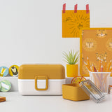 Lunchbox Bento-Box von monbento in senfgelb auf Schreibtisch