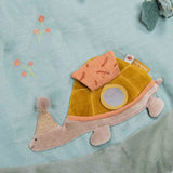 Detailansicht von Schildkröte mit Spiegel von Spieldecke Trois Lapins von Moulin Roty