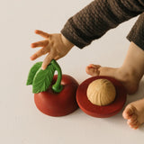 Kind am Spielen mit Stack&Bounce Spielzeug Merry the Cherry von Oli & Carol