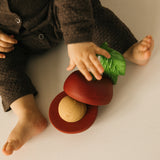 Kind spielt mit Stack&Bounce Spielzeug Merry the Cherry von Oli & Carol