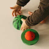 Kind mit Stack&Bounce Spielzeug Wally the Watermelon von Oli & Carol