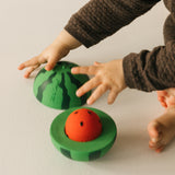Kind spielt mit Stack&Bounce Spielzeug Wally the Watermelon von Oli & Carol
