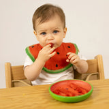 Kind am Essen von Holzteller Wally the Watermelon von Oli&Carol