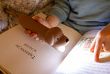 Kind liest mit Hunde Taschenlampe von Rabbit & Friends