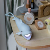 Delfin Kindertaschenlampe von Rabbit & Friends auf Nachttisch