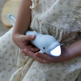 Kind hält Delfin Kindertaschenlampe von Rabbit & Friends