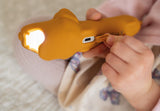 USB-C Anschluss von Löwen-Taschenlampe von Rabbit & Friends