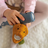 Löwen- und Hai-Taschenlampen von Rabbit & Friends in Hand gehalten
