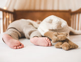 Kind in Bett mit Kuscheltier und Wärmekissen große weiße Gans von Senger Naturwelt