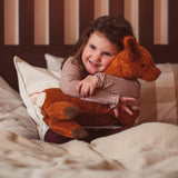 Kind mit großem Reh Kuscheltier und Wärmekissen von Senger Naturwelt