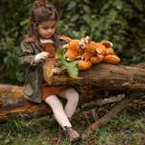 Kind beim Spielen mit dem großen und kleinen Senger Naturwelt Fuchs im Wald