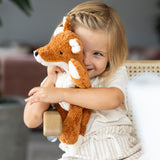 Kind kuschelt mit dem kleinen Senger Naturwelt Fuchs