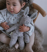 Kleines Kind mit Schlenker Kuscheltier Esel von Senger Naturwelt