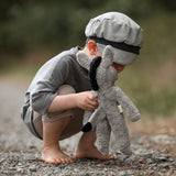Kind spielt draußen mit Schlenker Kuscheltier Esel von Senger Naturwelt