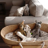 Kuscheltiere von Senger in Weidenkorb