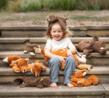 Kind mit den Kuscheltieren und Wärmekissen der Senger Naturwelt Waldtiere Kollektion