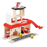 Schrägansicht von Feuerwache aus Holz von small foot mit Feuerwehr-Zubehör