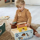 Kind am Spielen mit Steckspiel Arche Noah von small foot 