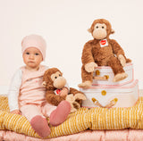 Teddy Hermann Äffchen Yoyo 39 cm Schlenkertier_mit Kind 02