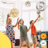 Kinder am Spielen mit Binabo Konstruktionsspielzeug von TicToys bestehend aus 60 bunten Chips