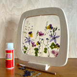 Selbst gestaltete Toverlux Blumensilhouette mit gepressten Blüten im Toverlux Rahmen