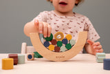 Kind am Spielen mit Holz-Balancierspiel von Trixie