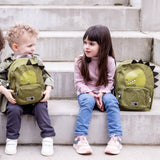 Kind mit kleinem Rucksack Mr. Dino von Trixie