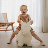 Hüpftier Einhorn von Wild & Soft_mit Kind_03