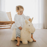 Hüpftier Einhorn von Wild & Soft_mit Kind_05